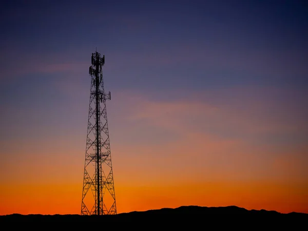 Alacakaranlık Gökyüzünün Altındaki Cep Telefonu Anteninin Silueti Şafak Vakti Gökyüzünde — Stok fotoğraf