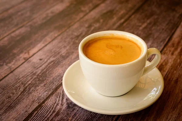 Caffè Americano Caldo Sul Vecchio Tavolo Legno Una Tazza Caffè — Foto Stock