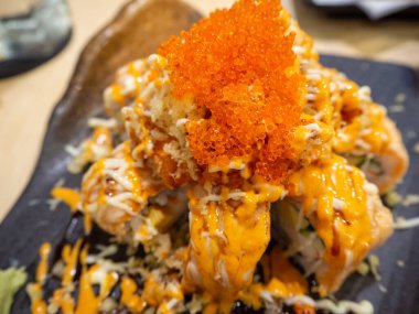 Japon yemek restoranı. Kırsal ahşap arka planda Japon yemekleri