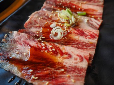 Japon yemek restoranı. Kırsal ahşap arka planda Japon yemekleri