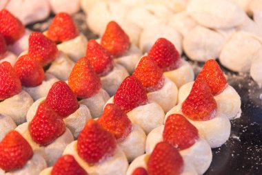 Japon yemek restoranı. Kırsal ahşap arka planda Japon yemekleri