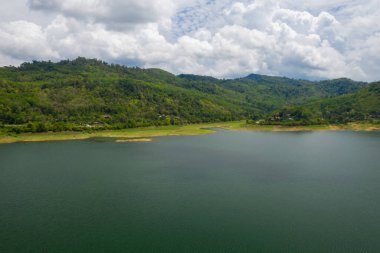 Dam Gölü, Tayland 'ın güneyinde yer almaktadır. Güzel bir dağ manzarası, Tayland, Asya' da dağ ve göl manzaralı güzel bir baraj manzarası vardır..