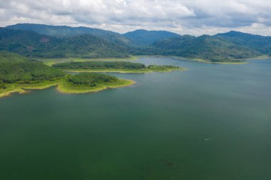 Dam Gölü, Tayland 'ın güneyinde yer almaktadır. Güzel bir dağ manzarası, Tayland, Asya' da dağ ve göl manzaralı güzel bir baraj manzarası vardır..