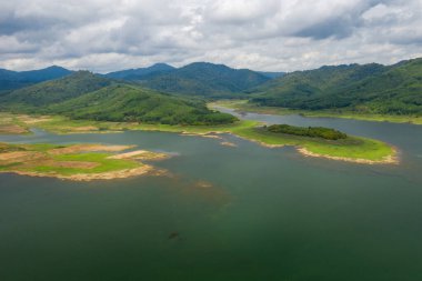 Dam Gölü, Tayland 'ın güneyinde yer almaktadır. Güzel bir dağ manzarası, Tayland, Asya' da dağ ve göl manzaralı güzel bir baraj manzarası vardır..