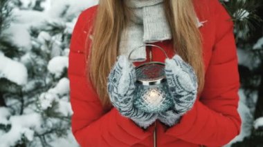 Fener kış manzara arka plan üzerinde tutan güzel kadın.