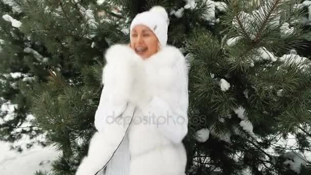 Vigorous, beautiful woman jumps against background of winter landscape — Stock Video