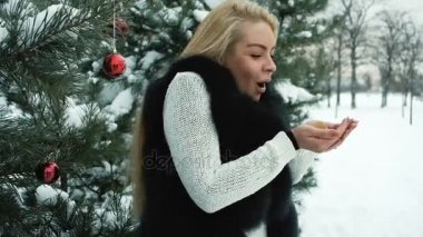 Çam ormanının içinde soğuk kışın üzerinden kadın parçalı gülümseyen eller