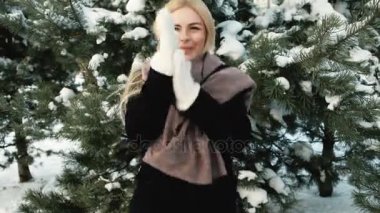 Güzel kadın ısıtılan, kış manzara almak için Frost'un üzerinde atlar