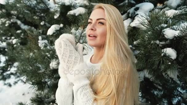Російський красива жінка в сосновому лісі, насолоджуючись природою на відкритому повітрі — стокове відео