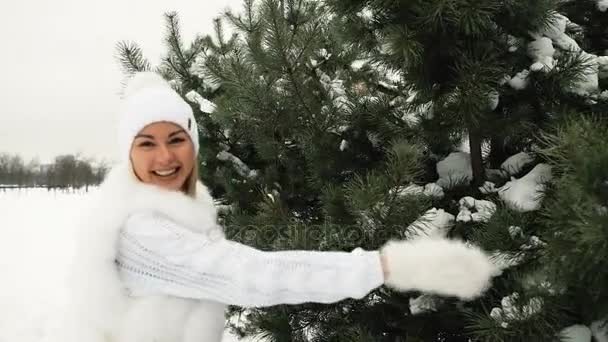 Mujer hermosa en vestido blanco corre y se regocija en el invierno . — Vídeos de Stock