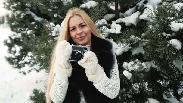 In the pine winter forest woman photographs and shows class. — Stock Video