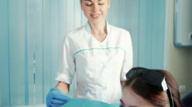 Dişçi koltuğu kabine içinde kadındaki Yardımcısı clings mendil