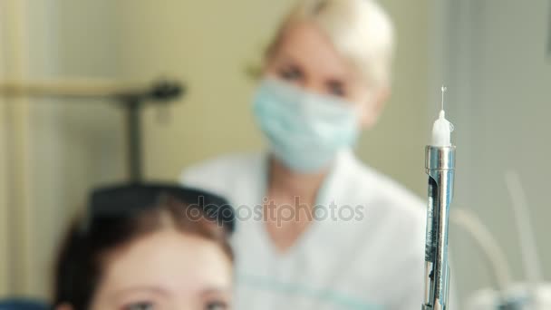Стоматолог звільняє повітря від шприца, щоб зробити ін'єкцію пацієнта . — стокове відео