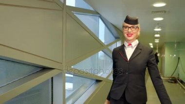 Kapalı sarışın hostes koridor Havalimanı terminal aşağı yürüyor