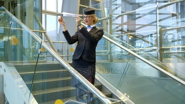 Stojící na schodech takže hračka papírové letadlo v hale blond letuška
