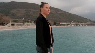 mesafe içine bakarak Karadeniz kıyı Dağları üzerinde yürüyen kadın