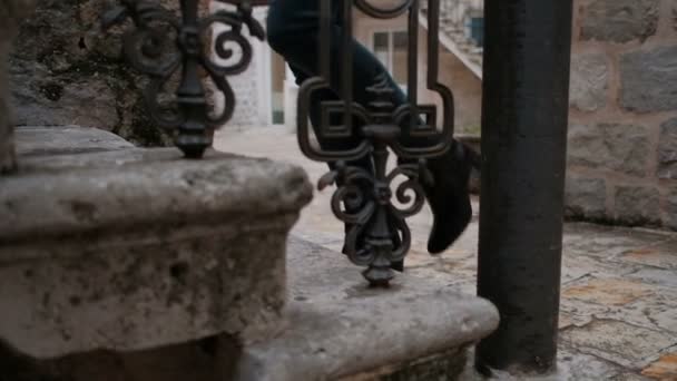 Mujer de cámara lenta subiendo escaleras abiertas en el casco antiguo . — Vídeos de Stock