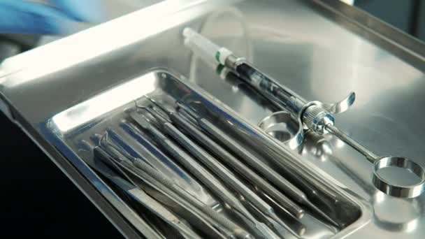 Primo piano metallo medico strumento pulito del dentista in caso di acciaio in clinica . — Video Stock