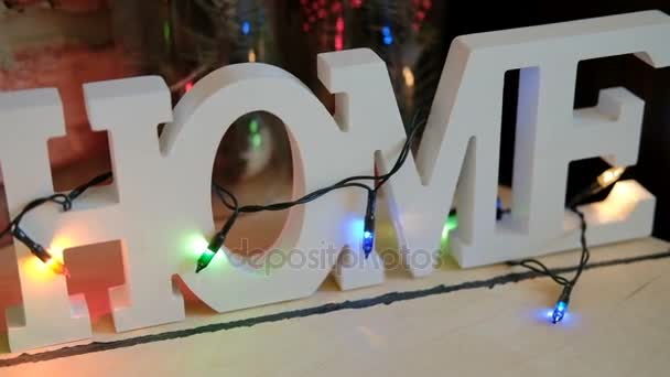 Gran inscripción de plástico blanco 3d con palabra hogar decorado con bombillas . — Vídeos de Stock
