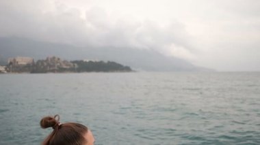 İlâ göl kıyısında yürüyen kadın aşağı çekim