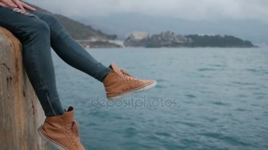 Mesafe içine arıyorum su, güvertede oturan genç kadın