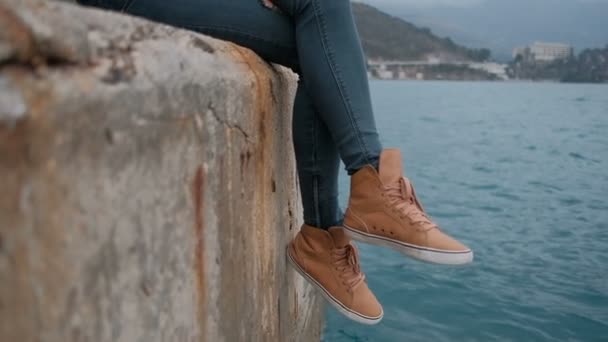 桟橋に座っている女性は、モンテネグロの美しい風景を眺め. — ストック動画