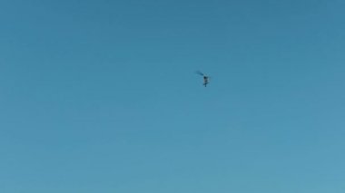 Mavi gökyüzü, Sineklerin çekim kamera ekibi açık havada uçan helikopter