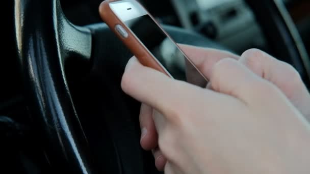 Man met telefoon werk op zoek naar informatie in auto cabine — Stockvideo