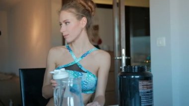 sağlıklı beslenme kadın içecekler protein plastik cam, spor gıda