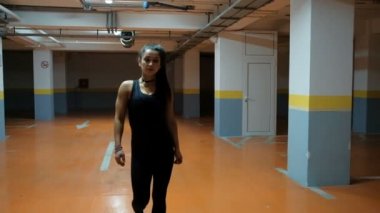 Profesyonel sporcumuz park yerinde yavaş önden çekim goes
