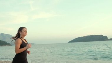 Sportif kadın sabah deniz sahil plaj üzerinde çalışan.