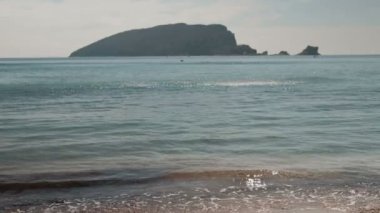 Tarafından deniz yavaşça pleshutsya siyah dağ karşı dalgalar..