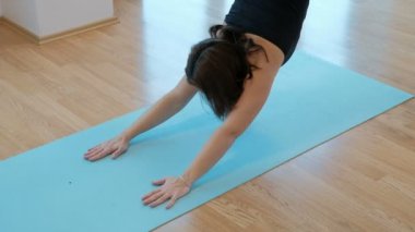 Yoga Koç havada egzersiz baş aşağı gerçekleştirir.