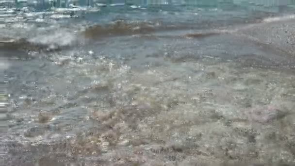 Átlátszó hullámzott víz, tenger, óceán, tó. Nézd meg fentről. — Stock videók