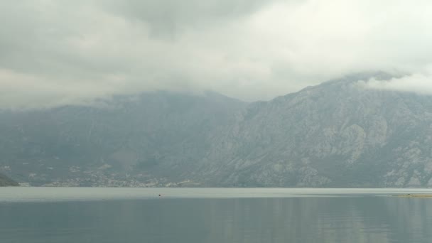 Paysage pittoresque magique de montagnes entourant le lac . — Video