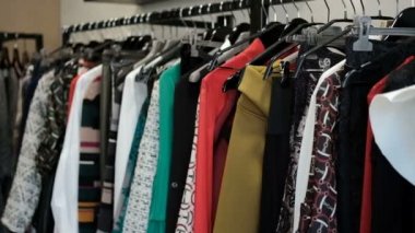 Farklı stil ve doku askıda asılı elbiselerim.