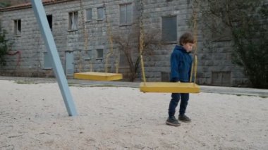 Küçük çocuk bahçesi açık havada hızıyla yakın duran.