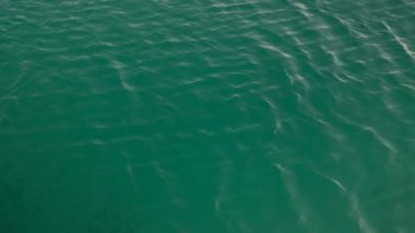 Closeup görüntülemek sulu parlak yüzey yaz güneşli bir günde.