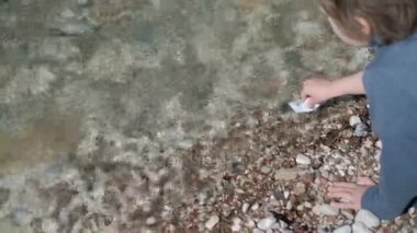 Küçük çocuk riverbank gemiden teknik inceleme başlattı.