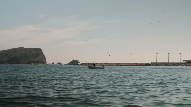 Weißes Boot steht an sonnigen Tagen regungslos auf dem Wasser. — Stockvideo