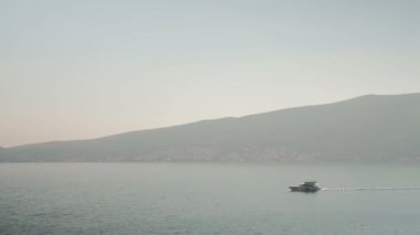 Deniz ve okyanus açmak için yat yelken yüzeyi.