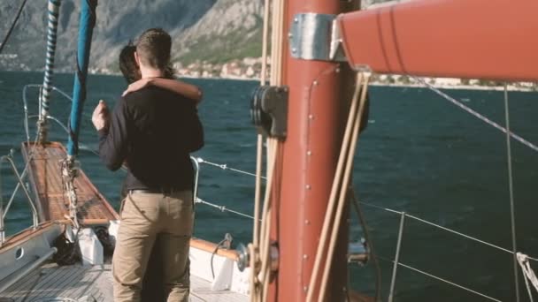 Liefdevolle gelukkig paar dansen op jacht lopen op meer buitenshuis — Stockvideo