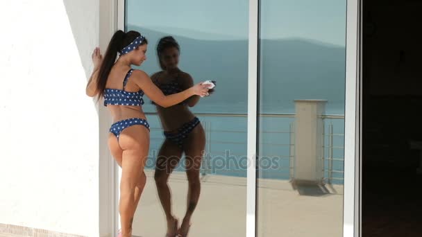 年轻女人站在长廊和洗窗户外. — 图库视频影像