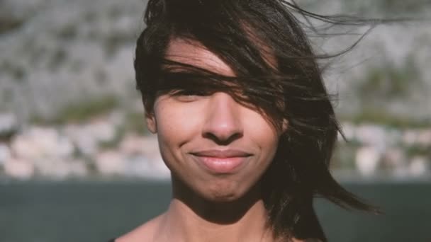風から髪の毛が成長する浅黒い肌の女性の肖像画. — ストック動画