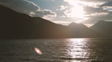 Deniz su yüzeyi ve tepeler ufukta yavaş hareket çekim.