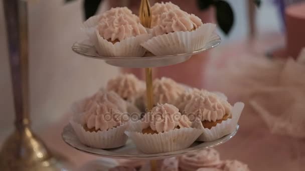 Close-up shot van taarten met room capcake op feestelijke tafel — Stockvideo