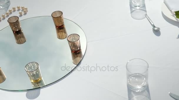 table blanche avec boissons sur miroir pour banquet en plein air 
