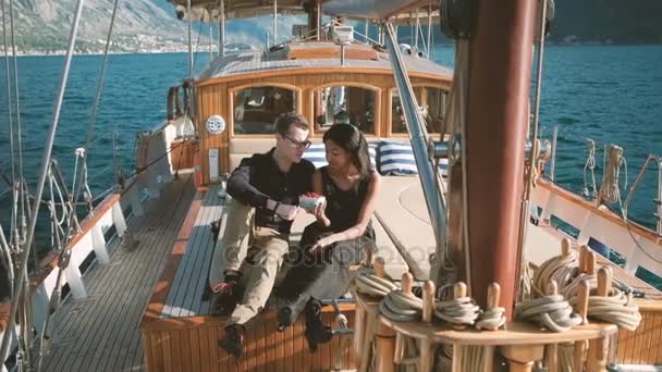 Jeune famille sur le yacht naviguant sur le lac en été en plein air — Video