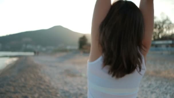 Brunette woman is glad to view sunlight on the coast of sea in holiday. — Stock Video
