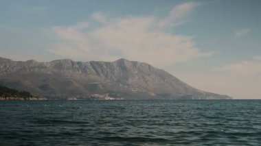 Dağlar, kayalık Plajı ve deniz olduğunu manzara serin bir günde.